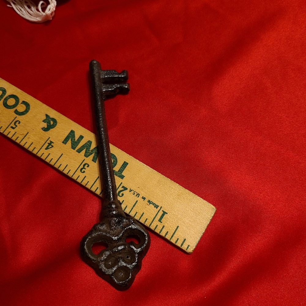 Large Vintage Key - Picture 6 of 14